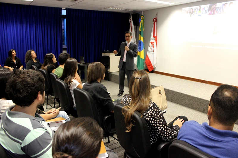 O servidor Gustavo Vidigal fez palestra para os alunos do curso de Direito do Newton Paiva (Foto: Karina Camargos Coutinho)
